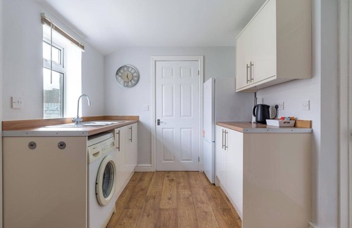 Ashington House | House - Sleeps 4 - Pet friendly - Parking - Garden