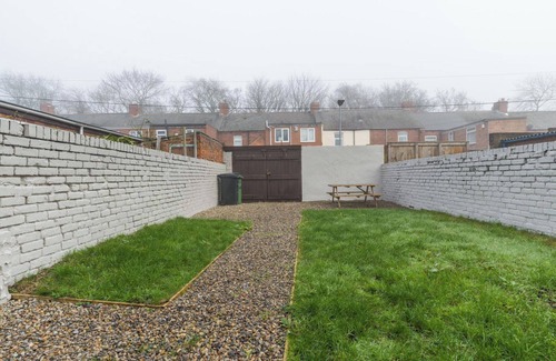 Ashington House | House - Sleeps 4 - Pet friendly - Parking - Garden