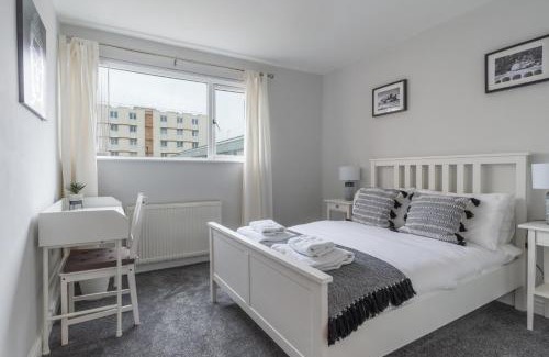 Newcastle-upon-Tyne House | House - Sleeps 5 - Pet friendly - Parking - Garden