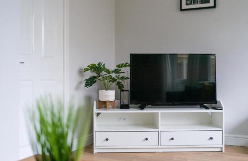 Newcastle-upon-Tyne House | House - Sleeps 5 - Pet friendly - Parking - Garden