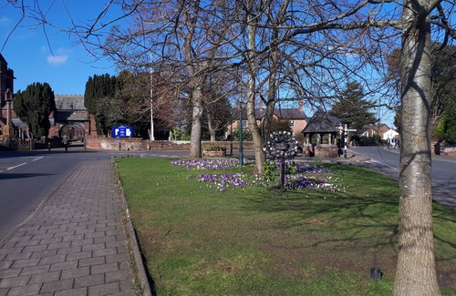 Rowton House | House - Sleeps 7, Pet Friendly & Free Parking