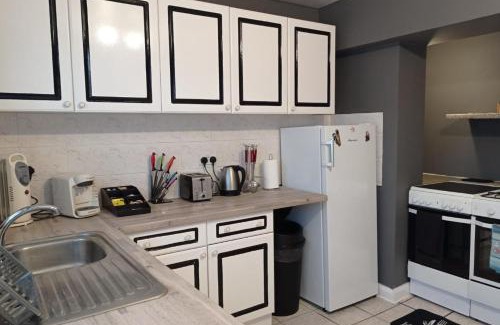 Chadwell House | House - Sleeps 8 - Garden - Parking