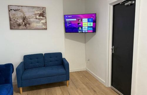 Bridgend House | House - Sleeps 8 - Parking - WiFi