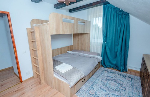 Avrig Cabin | House - Sleeps up to 11, hot tub & free parking