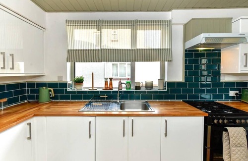 Roath House | House - Sleeps up to 9 & Free parking