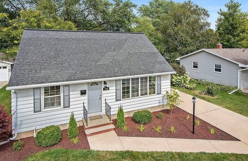 Green Bay House | House w/Finished Garage walk to Lambeau/Bars/Resch