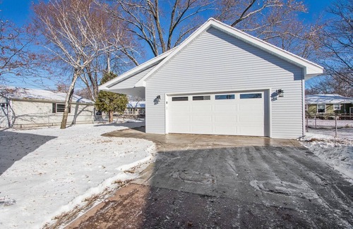 Green Bay House | House w Finished Garage Walk to Lambeau Bars Resch