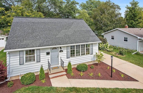 Green Bay House | House w Finished Garage Walk to Lambeau Bars Resch