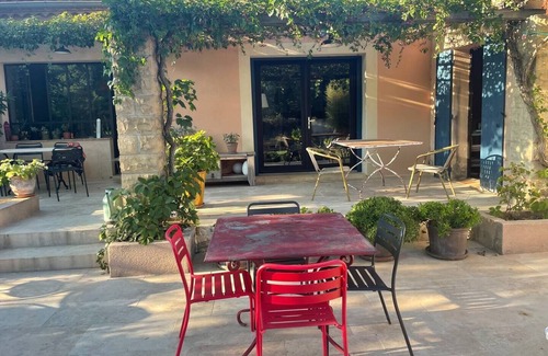 Saint-Quentin-la-Poterie Villa | House with shady garden and pool 5mns from UZES
