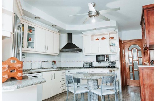 Roquetas de Mar House | House with an excellent location, 200 meters from the Romanilla beach