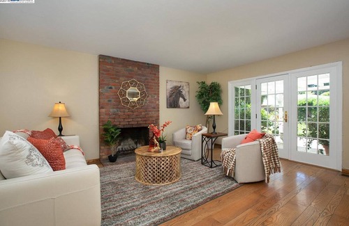 Pleasanton House | House with backyard