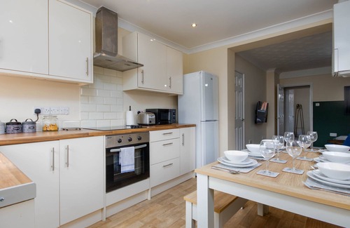 Shirley House | House with Driveway close to Southampton Hospital