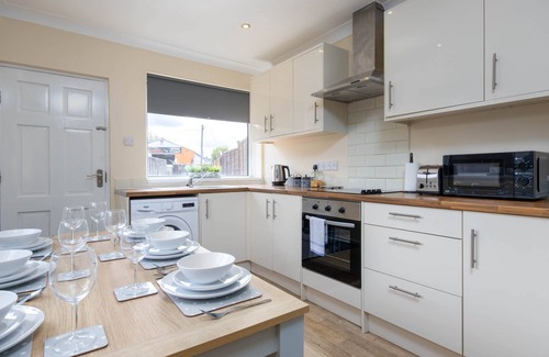 Shirley House | House with Driveway close to Southampton Hospital