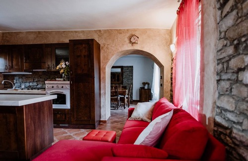 Rocchetta Belbo House | House with garden and terrace, ideal for groups