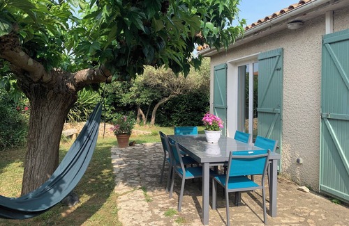 Garons House | House with garden, quiet and bright, Motorway exit Nîmes Garons Airport.