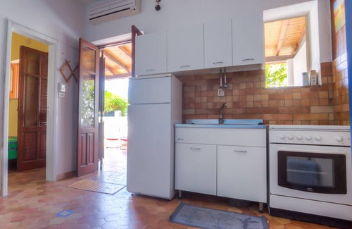 Vulcano Porto House | House with patio a few steps from the sea