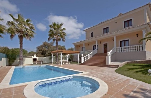 Figueiral Villa | House with pool and garden