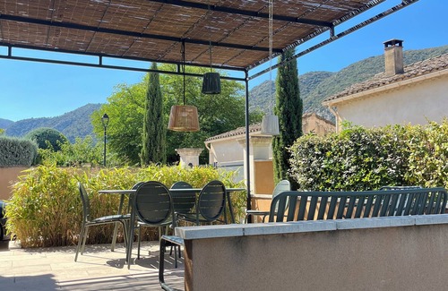 Maubec House | House with pool at the foot of the Luberon