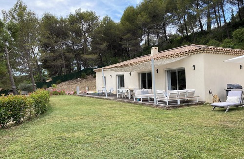 Auriol House | House with view and pool