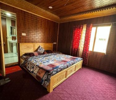 Dal Lake House | Houseboat Kashmir city