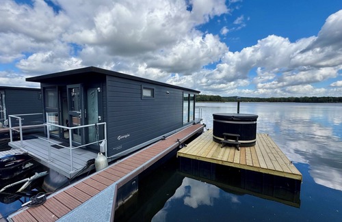 Middelaar Ski Chalet | Houseboat Marina Mookerplas 4-6 persons (with Hottub)