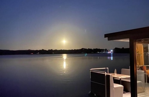 Middelaar Ski Chalet | Houseboat Marina Mookerplas 4-6 persons (with Hottub)