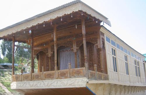 Srinagar Boat Rental | Houseboat Sweet Star
