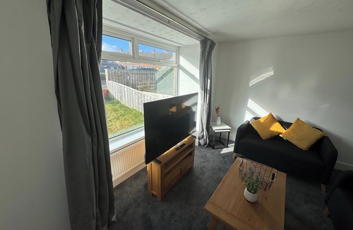 Stockton-on-Tees House | HouseSleeps5-Riverfront-Parking-Garden-Contractors