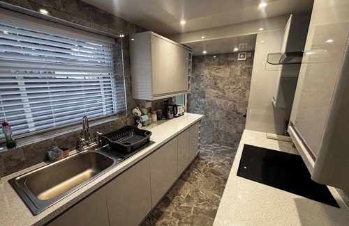 Manchester House | Housesleeps9-fireplace-garden-bbq-tv