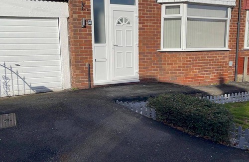 Manchester House | Housesleeps9-fireplace-garden-bbq-tv