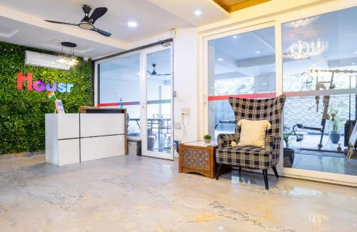 Gurugram Hotel | Housr Sector 43 Gurgaon Near Global Foyer Mall