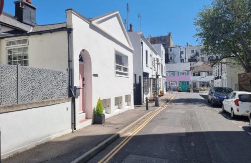 Hove House | Hove Seaside Cottage Sleeps 8 2 Mins to Seafront