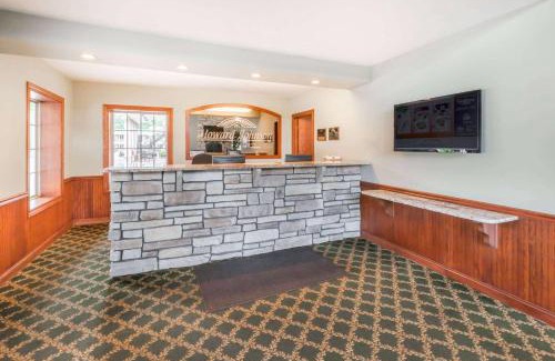 Traverse City Hotel | Howard Johnson by Wyndham Traverse City