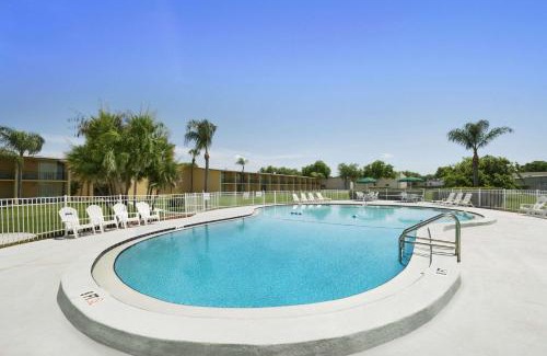 Winter Haven Hotel | Howard Johnson by Wyndham Winter Haven FL