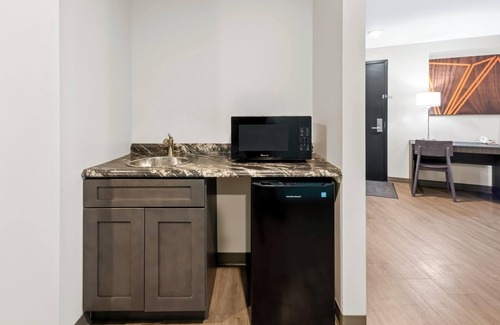 Thunder Bay Hotel | Howard Johnson by Wyndham Thunder Bay