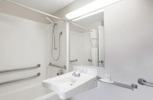 Lenox Hotel | Howard Johnson by Wyndham Lenox
