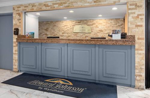 Romulus Hotel | Howard Johnson by Wyndham Romulus Detroit Metro Airport