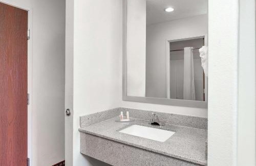 Scott Hotel | Howard Johnson by Wyndham Scott Lafayette