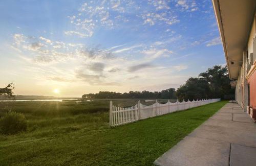 Burton Hotel | Howard Johnson by Wyndham Beaufort/Parris Island