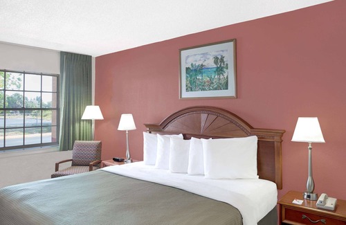 Fort Myers Hotel | Howard Johnson by Wyndham Ft. Myers FL