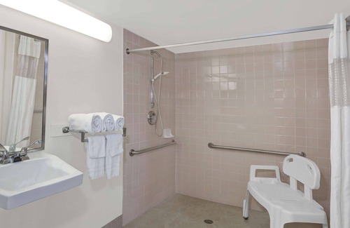 Fort Myers Hotel | Howard Johnson by Wyndham Ft. Myers FL