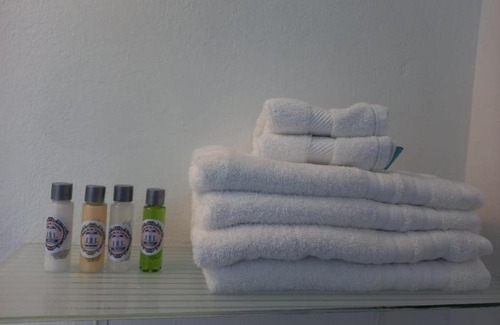 Cartagena Walled City Apartment | HPT-SC1 HABITACION DE HOTEL CUADRUPLE CON PISCINA AIRE ACONDICIONADO Y WIFi EN GETSEMANI