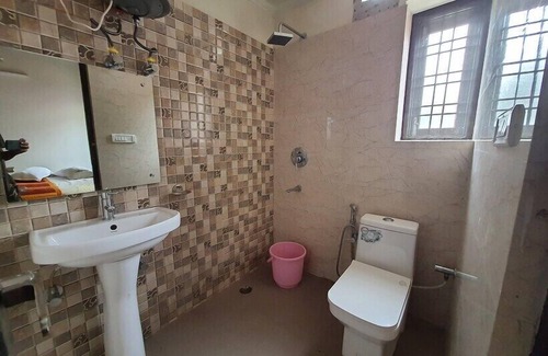 Bhimtal Hotel | HR Upvan Inn