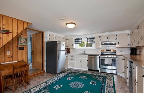 Cambridge House | Hudson Creek Retreat, 5 Acre Waterfront Home, Pool, Pier, Fishing & Crabbing