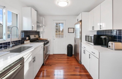 Middletown House | Hudson Lodge - Port Jervis, Hudson River