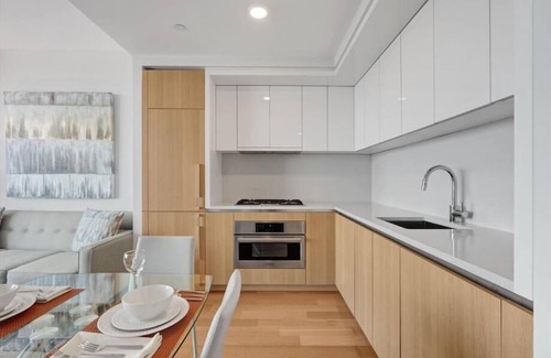 Hell's Kitchen Apartment | Hudson River 1 Deluxe BR | Gym + Pool w Fees