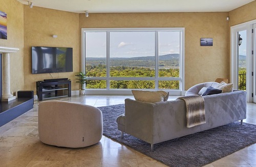 Staatsburg House | Hudson River retreat. Beautiful villa with amazing views near Rhinebeck
