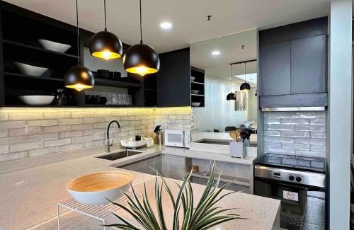 San Lorenzo Apartment | Huge 100-SQM 3BR Loft near Greenbelt Makati