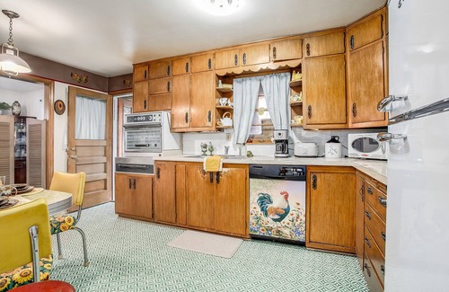 Independence House | Huge 1960s Style Family and Pet Friendly Home