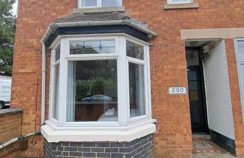 Kettering House | Huge 4 bed in the heart of Kettering